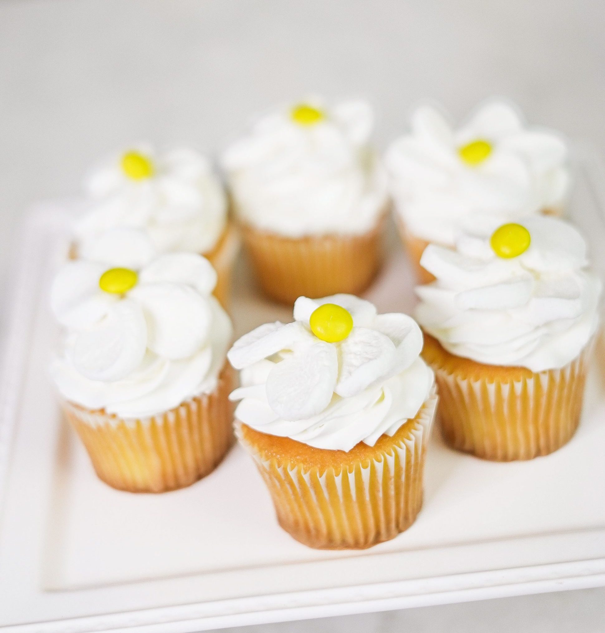 Florida lifestyle and home blogger makes marshmallow flower cupcakes.