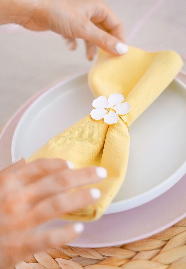 Florida lifestyle and home blogger Jill DiGioia shares an easy spring tablescape using flower napkin rings.